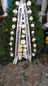 Coroana funerara cu trandafiri