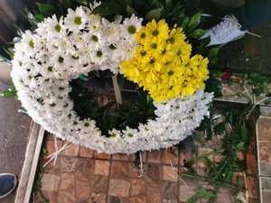 Coroana funerara pe suport de burete