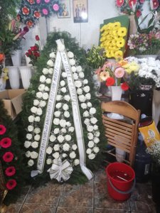 Coroana funerara cu trandafiri