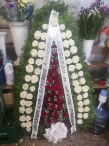 Coroana funerara din trandafiri