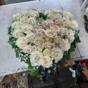 Aranjament funerar in forma de inima
