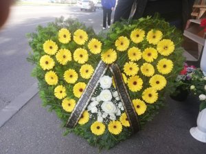 Coroana funerara in forma de inima