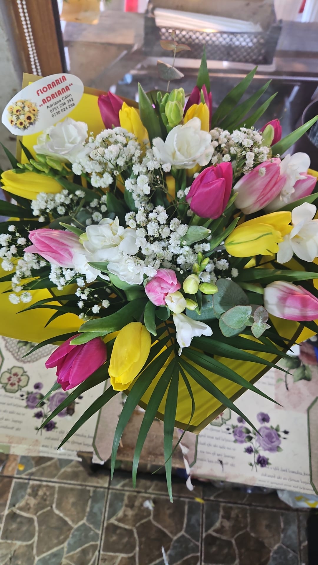 Aranjament floral cu flori de primăvară