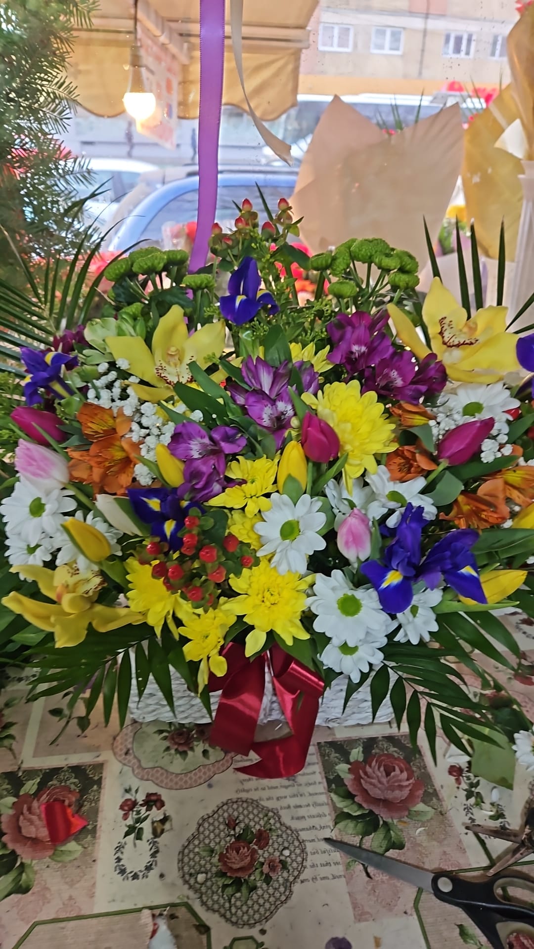 Aranjament florar cu flori de primavara