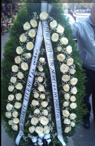 Coroana funerara cu trandafiri albi